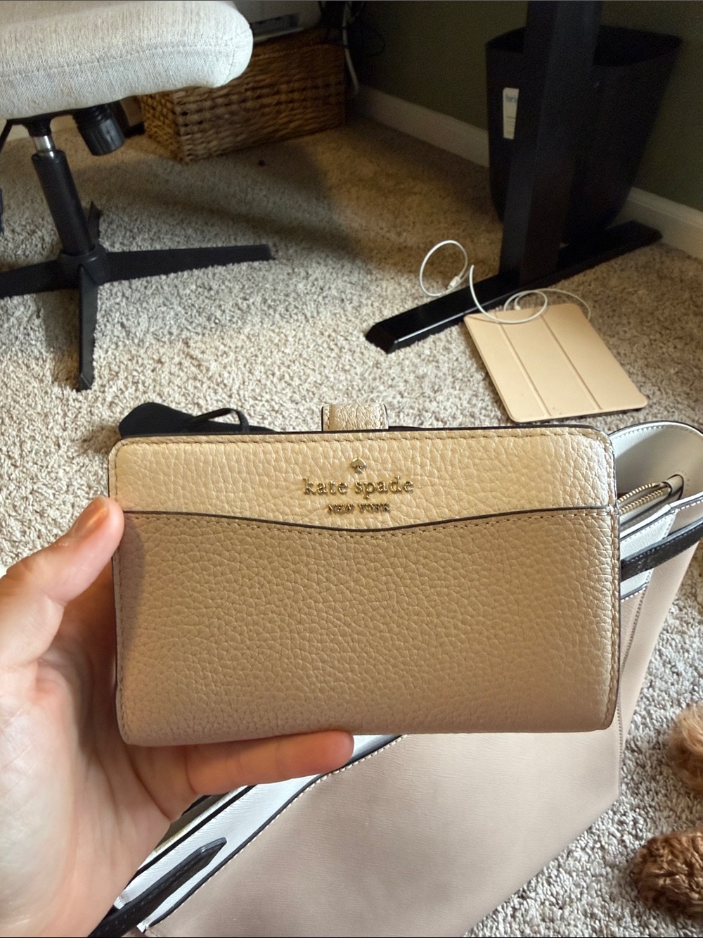 kate spade beige pebbled leather zip wallet with gold logo